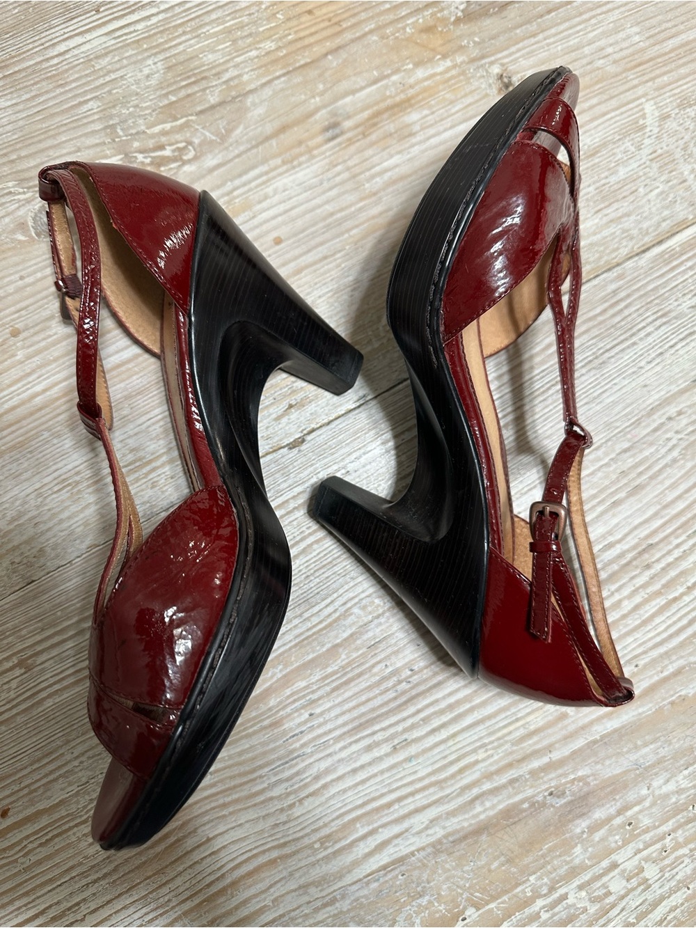 Sofft Burgundy Patent Leather T-strap Heels Open Toed Sandals Size 8.5 - Picture 4 of 7